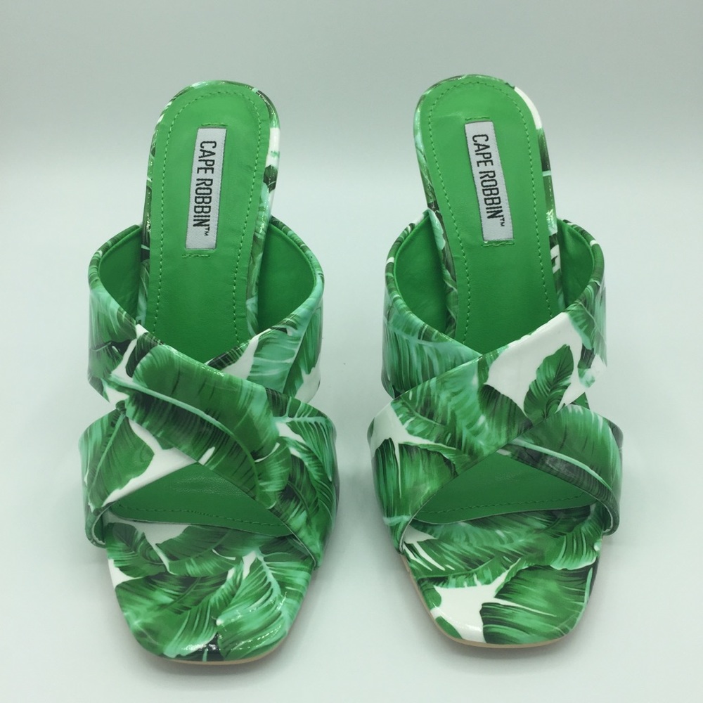 🎊HP🎉UNIQUE GREEN LEAF PRINT HEELS